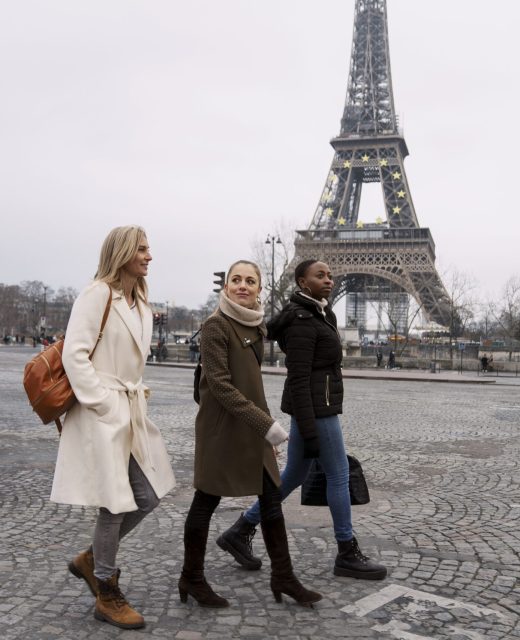 women-traveling-paris